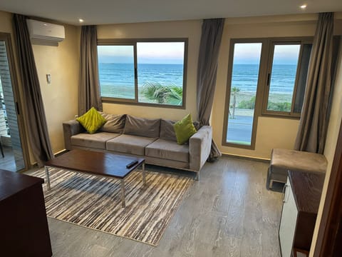 Deluxe Suite | 1 bedroom, in-room safe, desk, blackout drapes