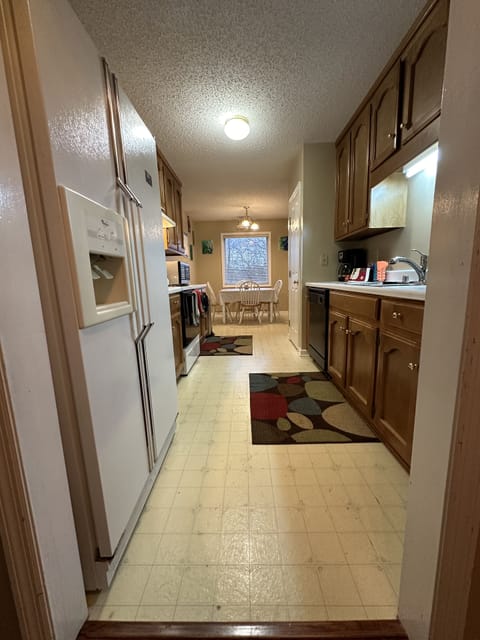 Kitchen with Breakfast Nook, Seats 4 Guests, Fully furnished