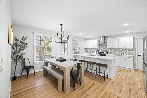 Kitchen & Dining