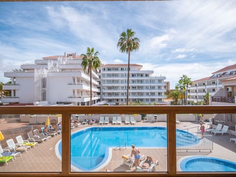 The pool, Imagine having breakfast with this view!