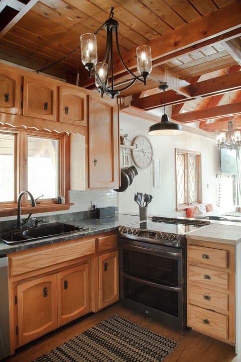Dual oven, Slow Cooker, and Air Fryer all provided in well stocked kitchen