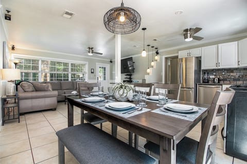 Full kitchen and wonderful atmosphere!