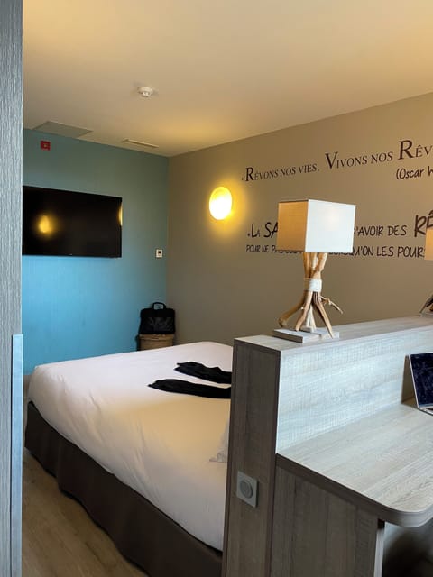 Comfort Suite, 1 Double Bed with Sofa bed | Desk, free WiFi, bed sheets, alarm clocks