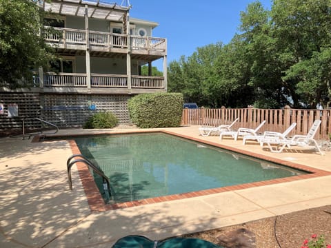SH157: Chase-n-Grace | Pool Deck
