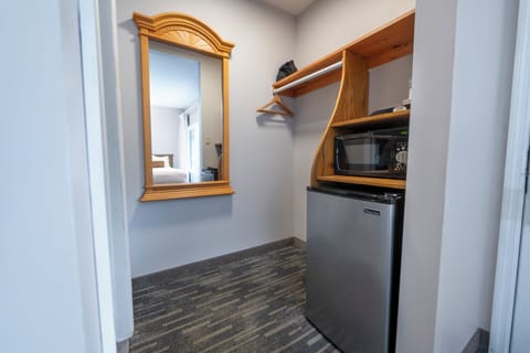 Center Room 1 Queen 1 Double Back of the Builiding | Iron/ironing board, free WiFi, bed sheets