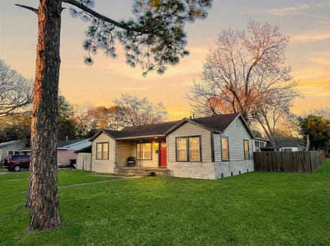 Charming Exterior: Bask in the sunset glow from this inviting Seabrook retreat!