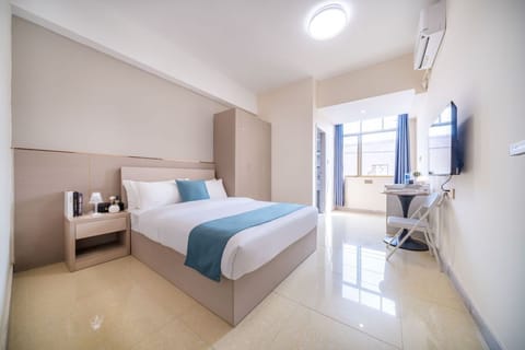 Deluxe King Room | Bathroom | Hair dryer, towels