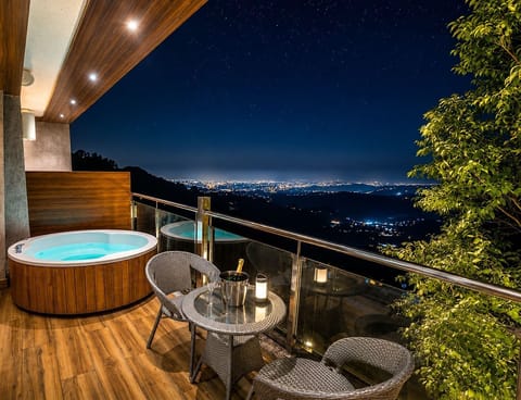 Luxury Room Jacuzzi with balcony | Deep soaking bathtub