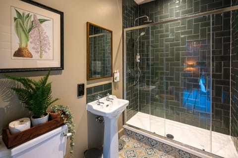 Deluxe King Room | In-room safe, desk, free WiFi