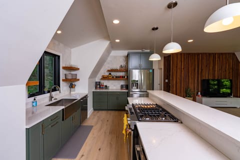 Large Kitchen w/ Gas Stove