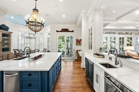 Kitchen - Ample cookware - Two dishwashers - Trash compactor