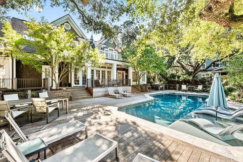 Swimming pool - Outdoor table, chairs and loungers