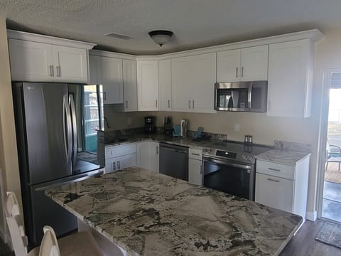 Kitchen - Granite Island & Countertops