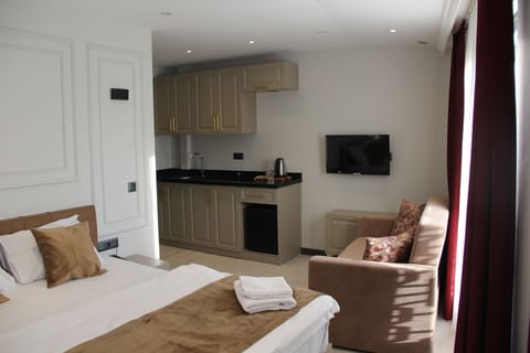 Deluxe Triple Room, 1 Bedroom | Minibar, in-room safe, soundproofing, iron/ironing board