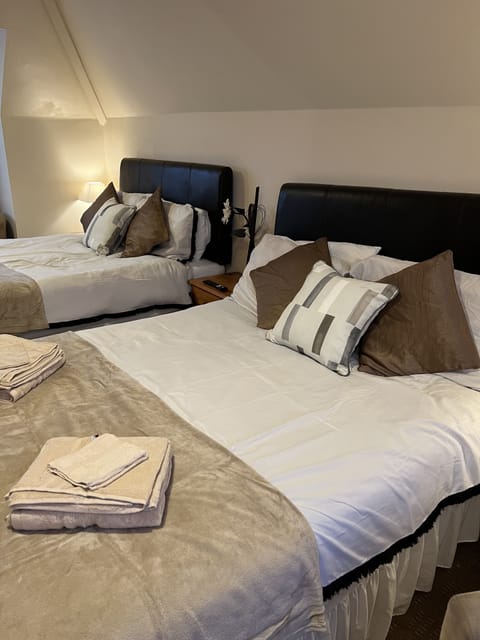 Quadruple Room | Iron/ironing board, free WiFi, bed sheets