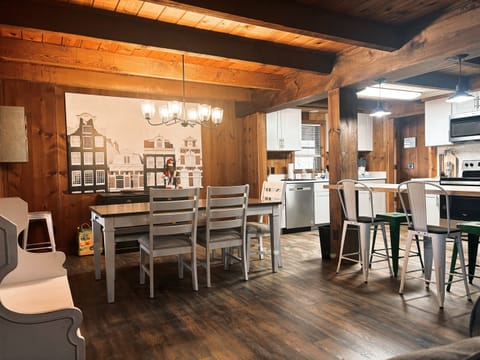 Dining Area & Kitchen