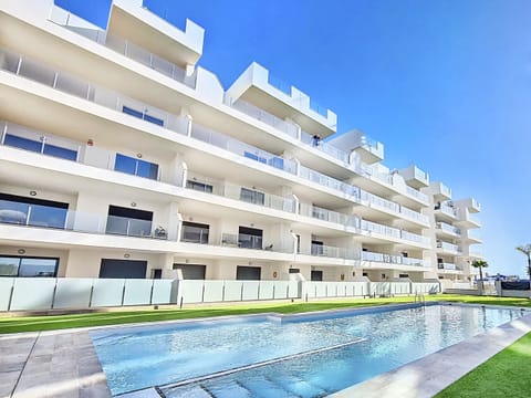 Velapi Penthouse apartment with spacious roof terrace, sea & mountain views, communal pool, jacuzzi & private parking.