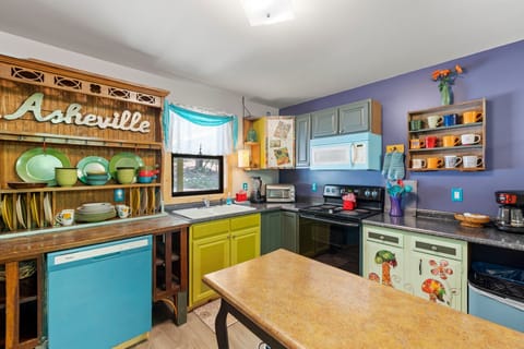 Classic Cabin | Private kitchen | Full-size fridge, microwave, oven, stovetop