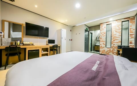 Business Single Room | Premium bedding, down comforters, individually decorated