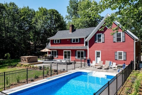 Expansive Stowe home, amazing location and hot tub (944)