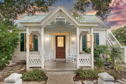 Willkommen to the Little Acorn!