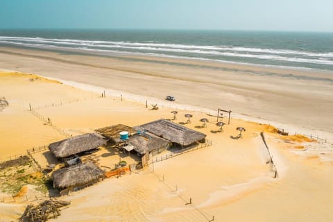 Beach nearby, white sand, 5 beach bars