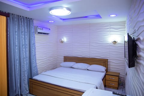 Royal Room | Hypo-allergenic bedding, desk, laptop workspace, free WiFi