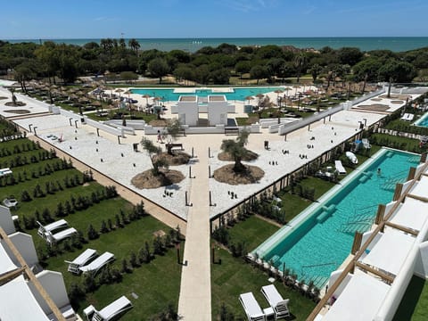 Outdoor pool, pool umbrellas, sun loungers