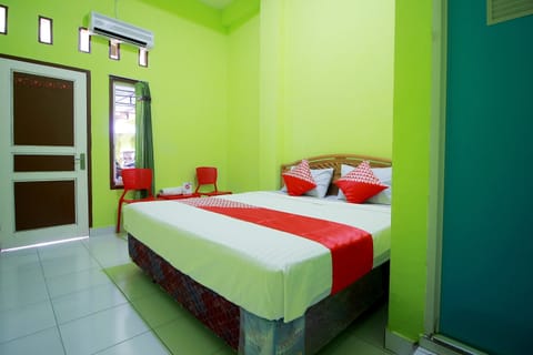 Standard Double Room | Desk, laptop workspace, bed sheets