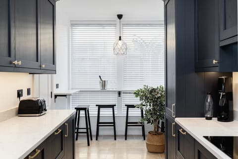 Kitchen / Breakfast Bar