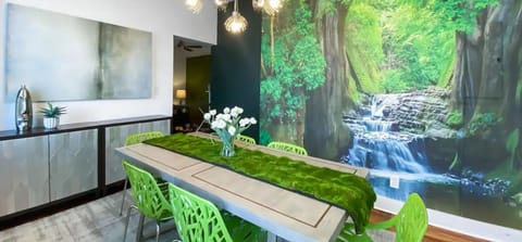Enjoy a prime location with amenities in the heart of the Historic District of Savannah!