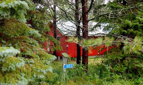 Side entry on the S wall, large parking and main entry along E wall.