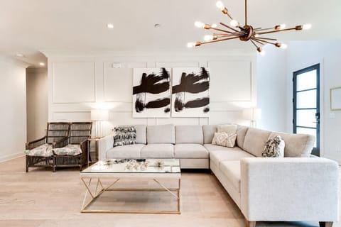 1016 Wedgewood Living Room