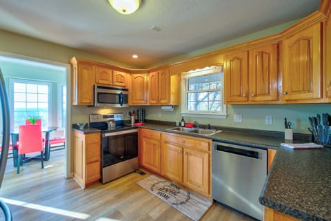 House, Multiple Beds, Patio, Mountain View (Sunset View) | Private kitchen | Fridge, microwave, oven, stovetop