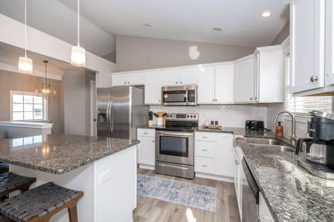 House, Multiple Beds, Pool Access, Garden View | Private kitchen | Fridge, microwave, oven, stovetop