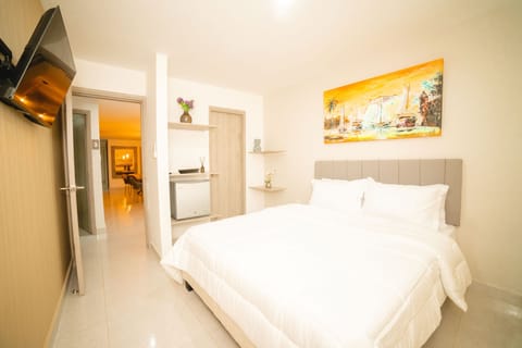 Basic Room, 1 Queen Bed | Blackout drapes, iron/ironing board, free WiFi