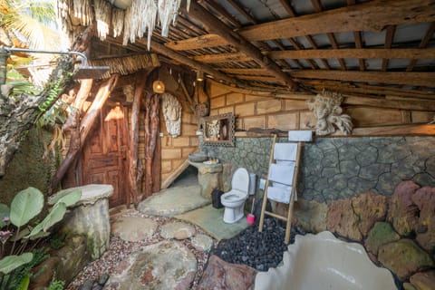 Deluxe Villa | Bathroom | Separate tub and shower, rainfall showerhead, free toiletries