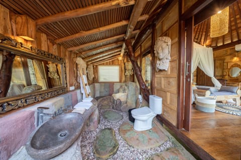 Basic Room | Bathroom | Separate tub and shower, rainfall showerhead, free toiletries