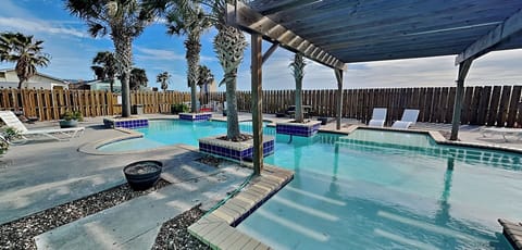 Studio (3 Bedrooms) | Property amenity
