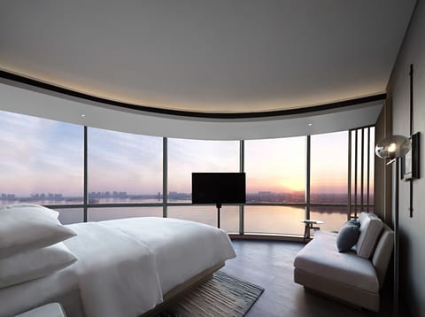 Lakeview Suite | Down comforters, minibar, in-room safe, desk