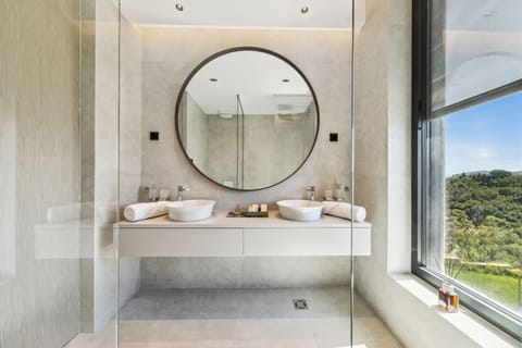 Shower, rainfall showerhead, free toiletries, hair dryer