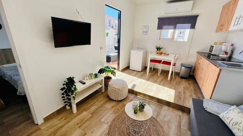 Open and bright living room with access to the terrace.