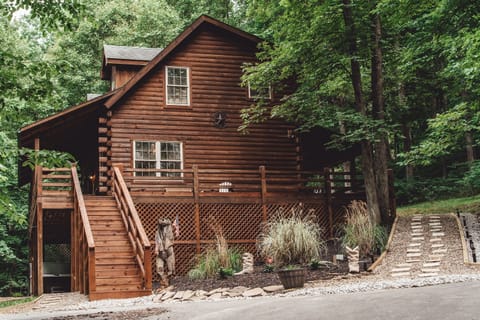Cabin Nestled in the Trees!