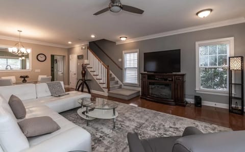 Main living room with Smart TV