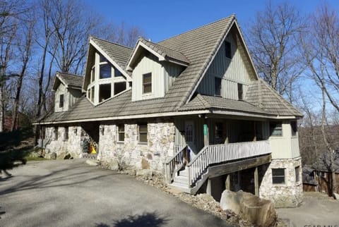 Spacious mountain retreat in Laurel Highlands.  Walk to Hidden Valley ski slope