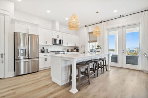 Townhome, Multiple Beds, Pool Access, Partial Ocean View (20724 First Ave - Grand Retreat II) | Private kitchen | Fridge, microwave, oven, stovetop