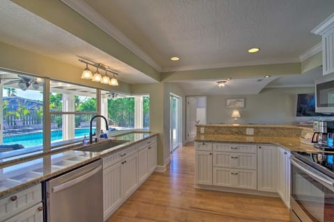 Full kitchen stocked with all you need!