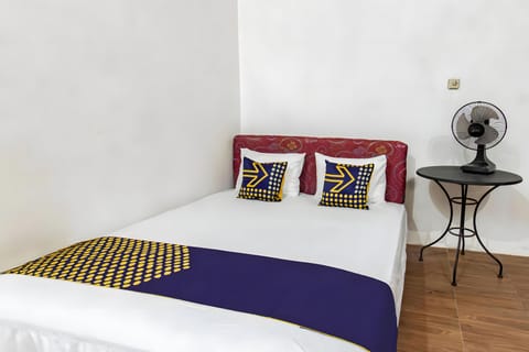 Economy Double Room | Desk, bed sheets