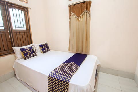 Double Room | Desk, bed sheets