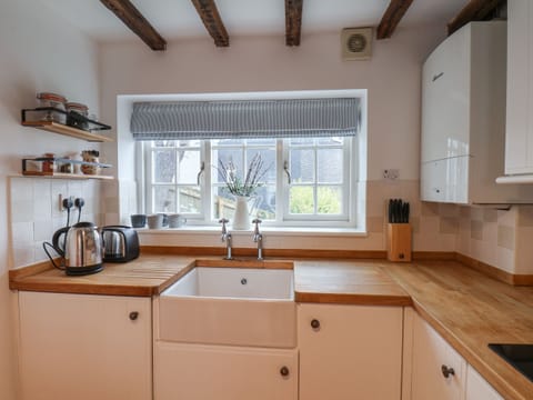 Fridge, cookware/dishes/utensils